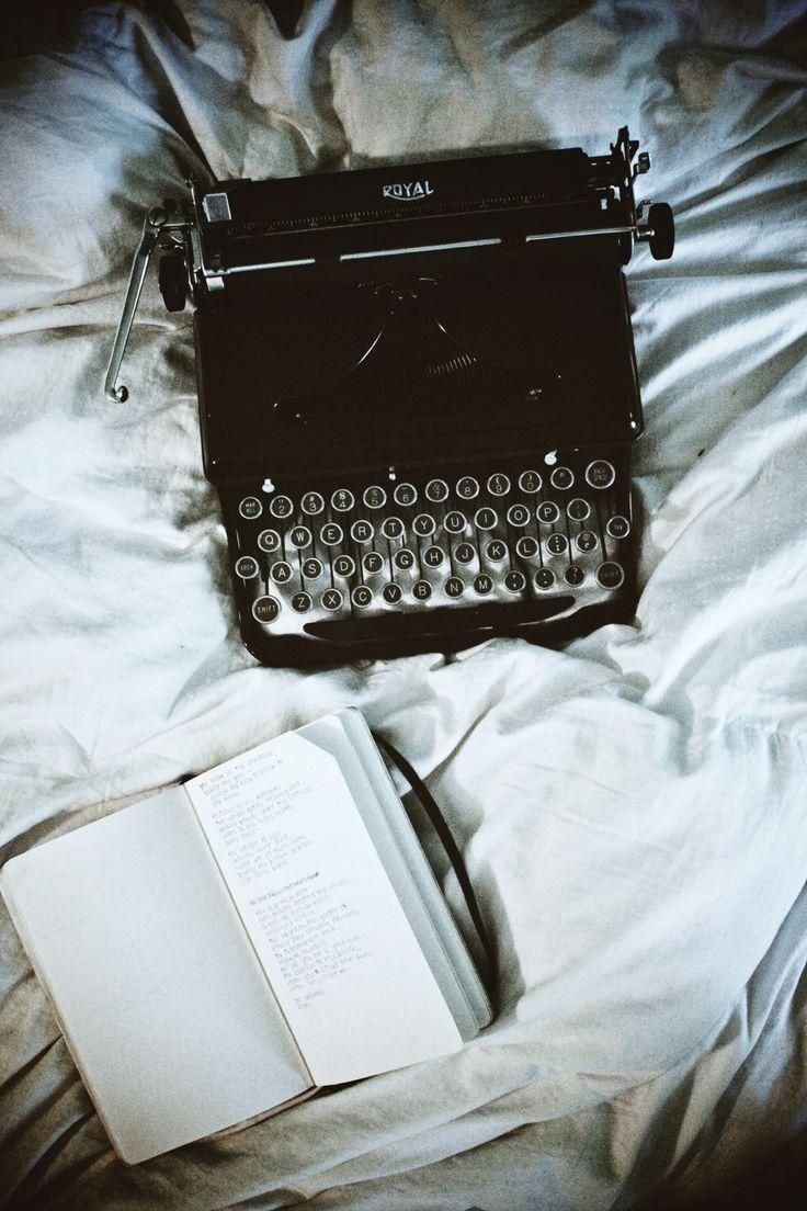 Книга на фоне моря