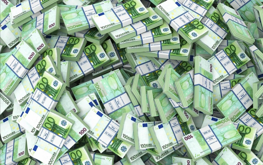 Доллары на темном фоне