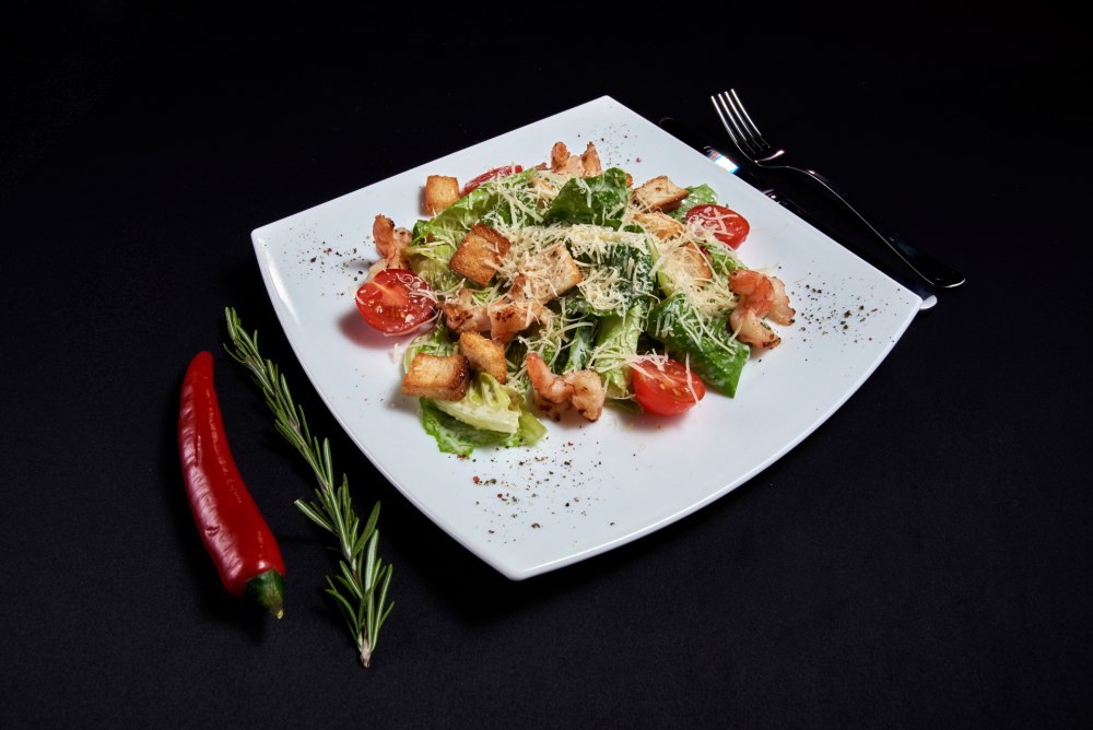 Цезарь с рукколой и креветками