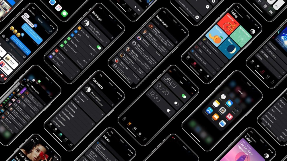 Смартфон на черном фоне
