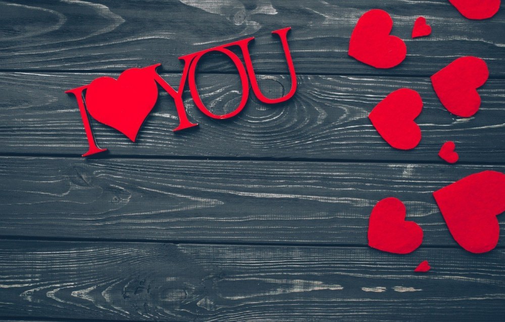 Love на Красном фоне