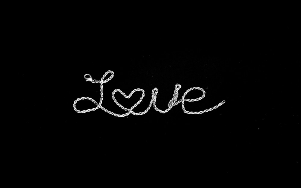 Love на черном фоне