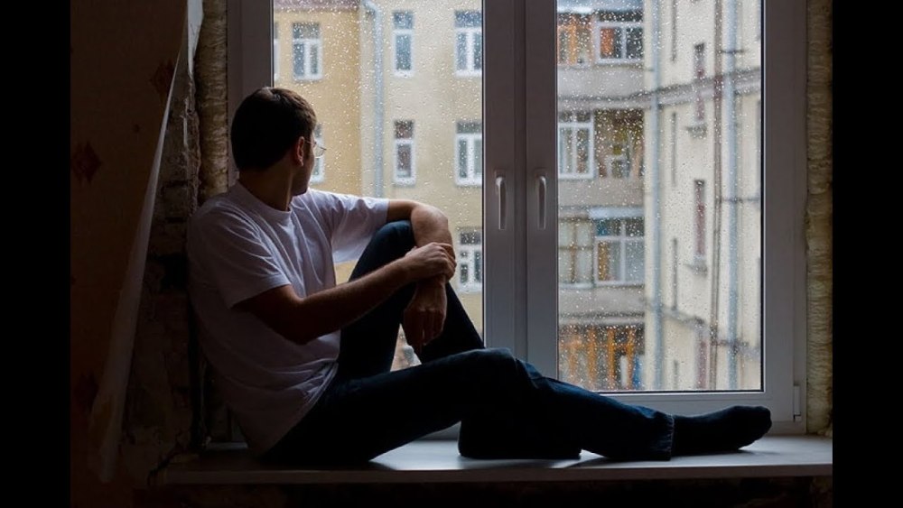 Девушка на подоконнике