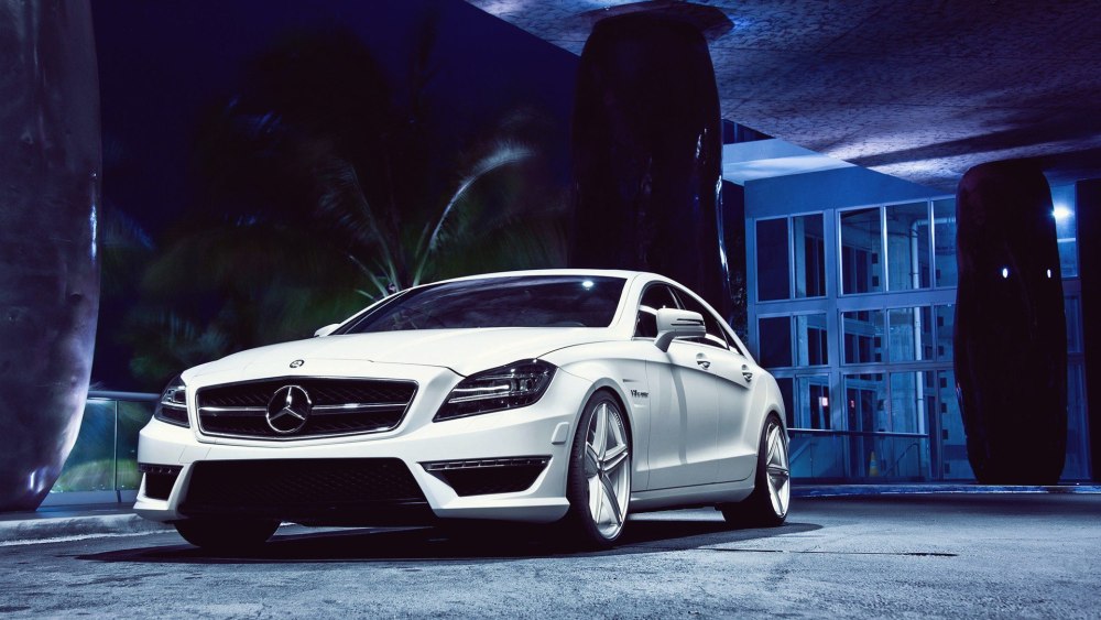 Mercedes на темном фоне
