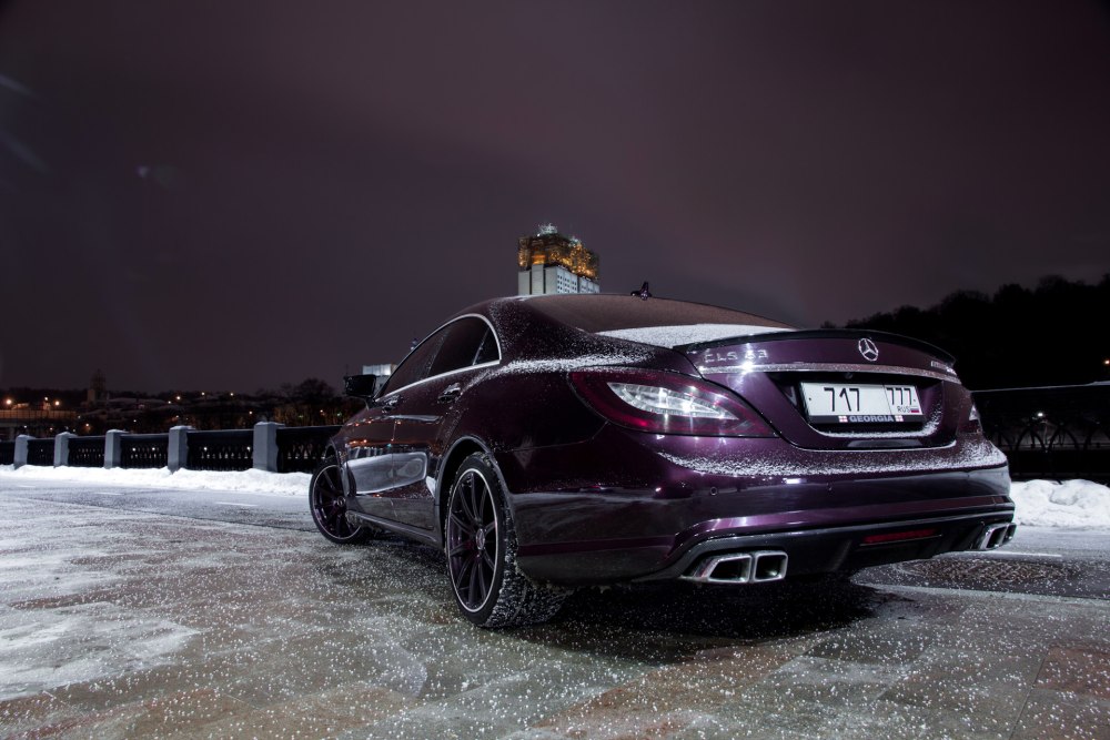 Мерседес CLS ночью