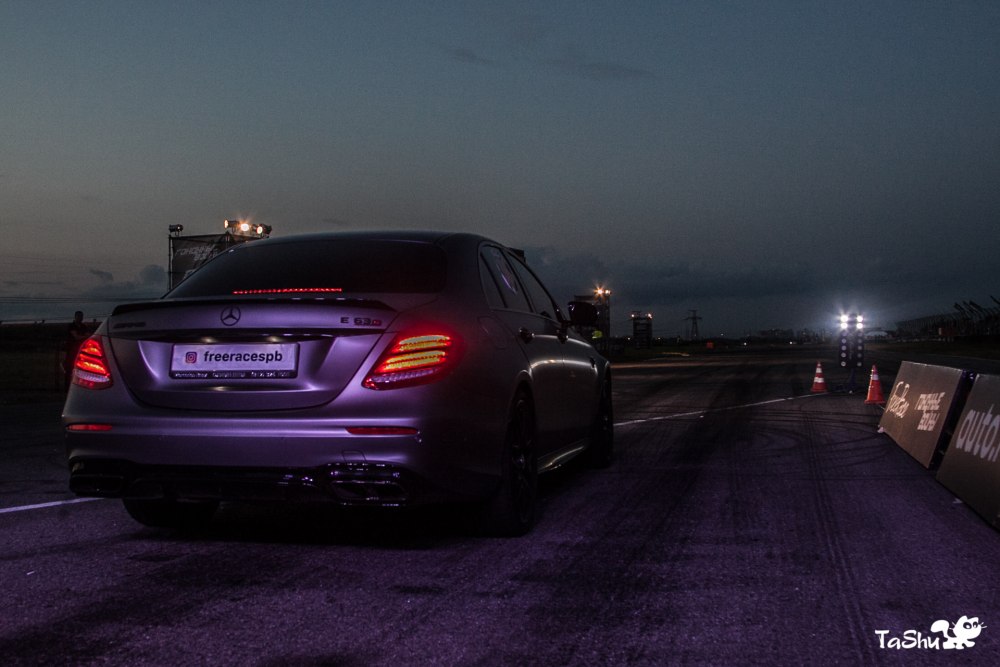 Мерседес е 63 s AMG ночью