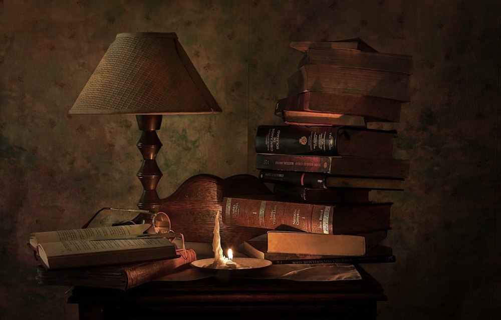 Столик с книгами
