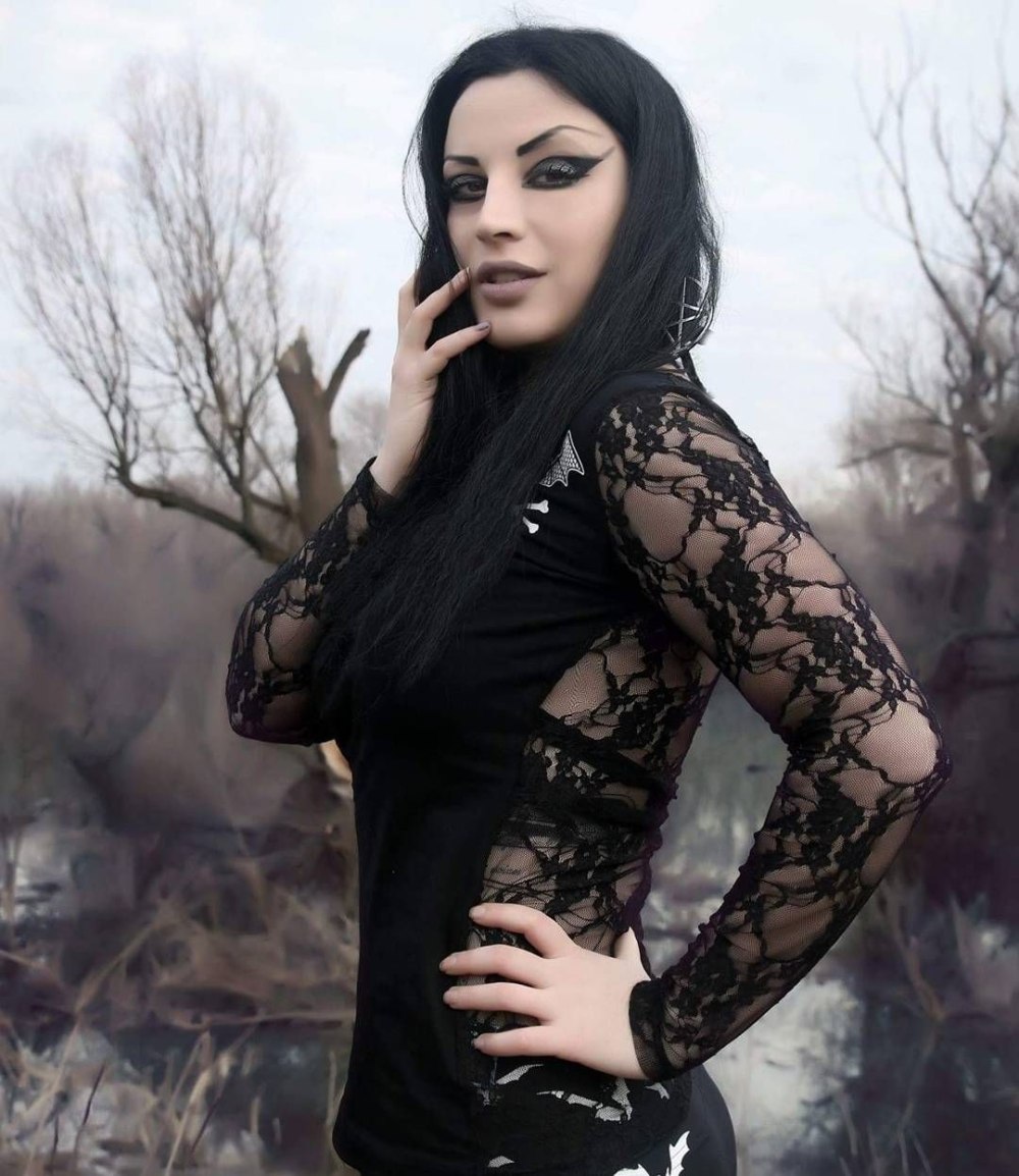 Модель Amelia Готика