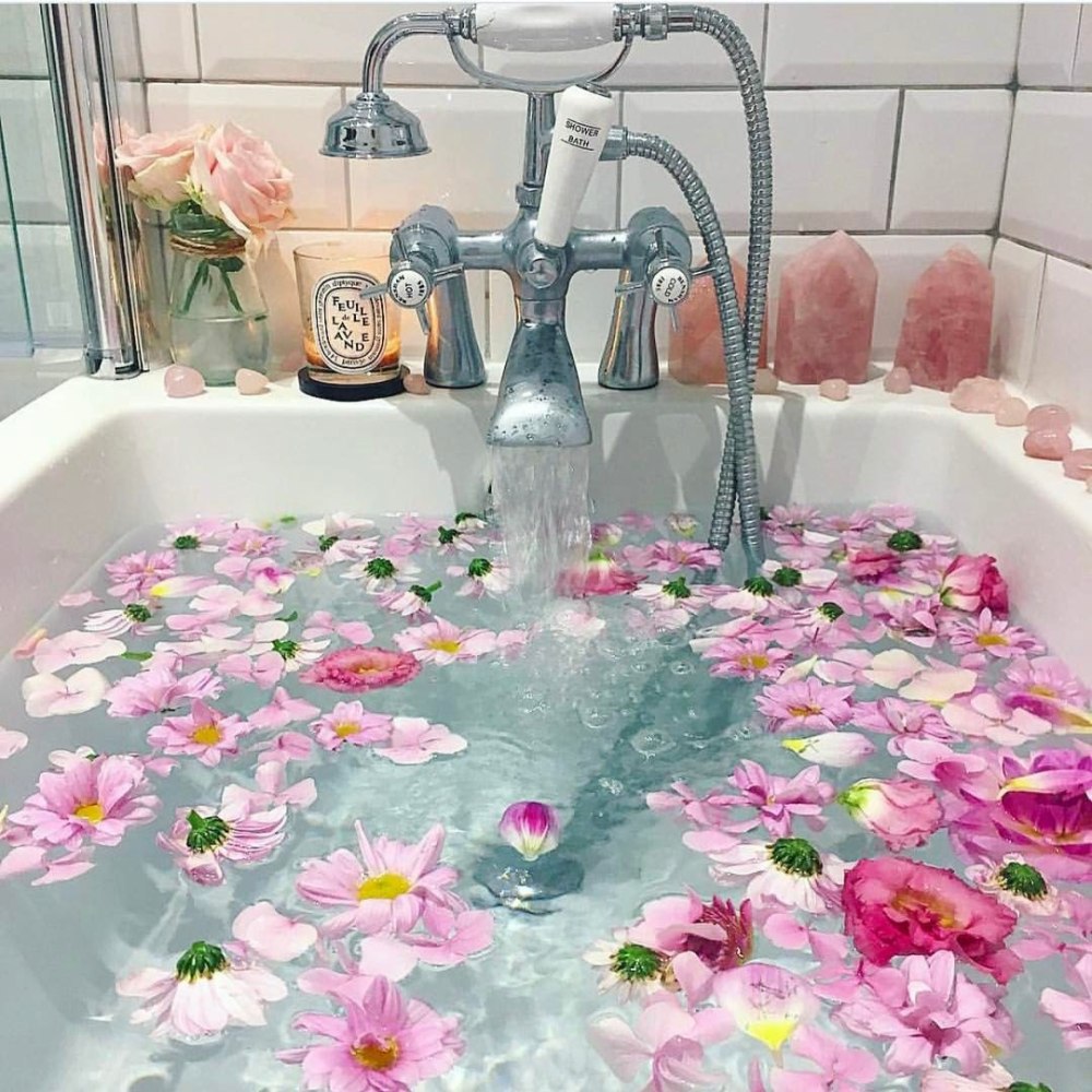 Белые цветы и вода
