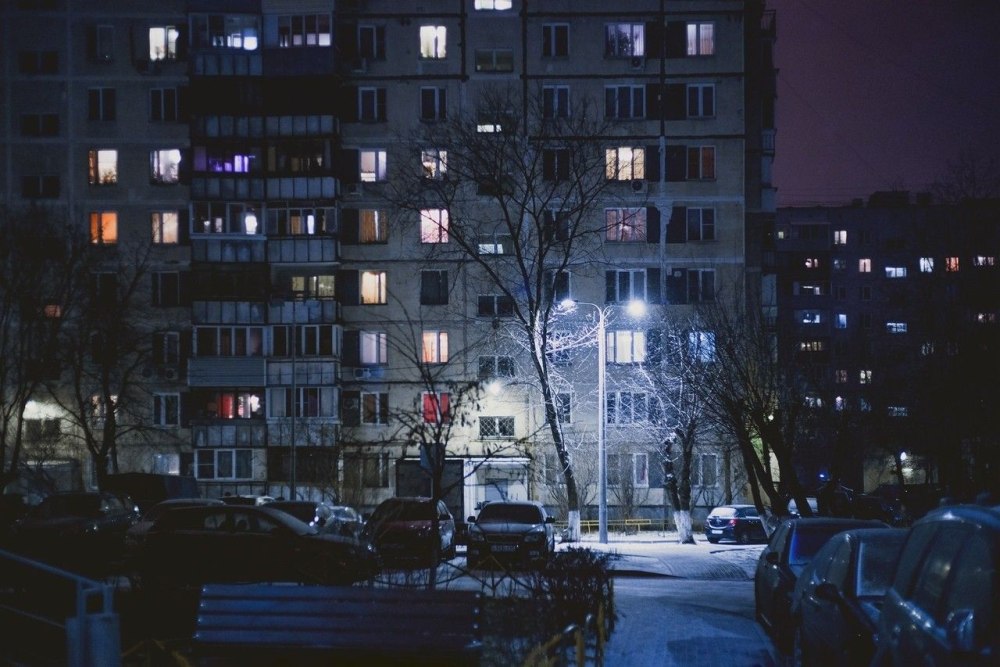 Панельный дом ночью