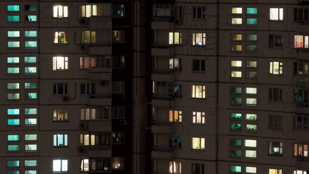 Панельный дом ночью