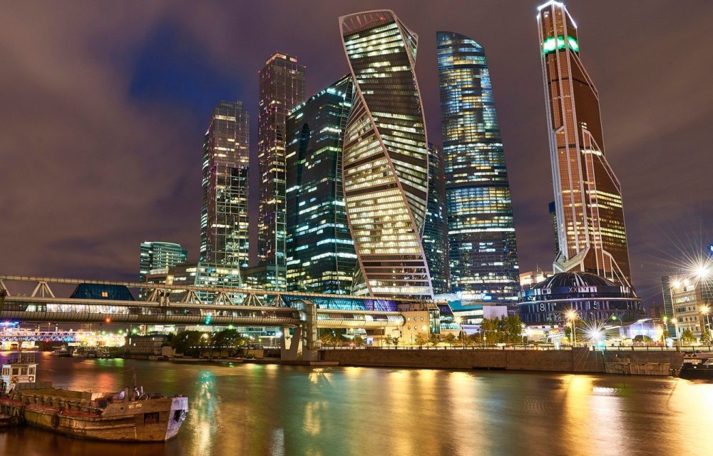 Москоу - Сити, небоскребы, река.
