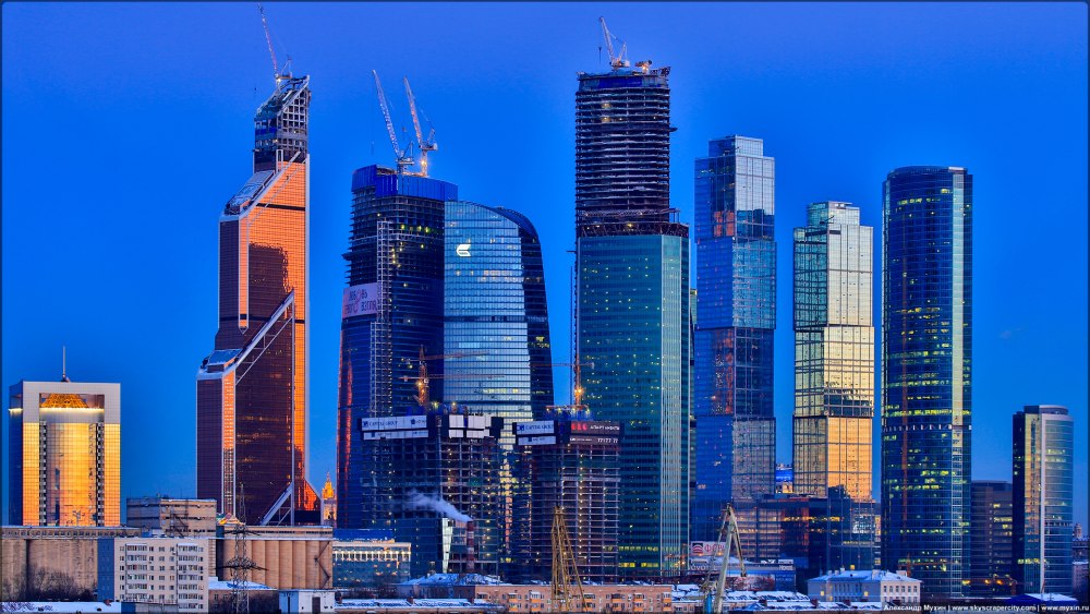Москоу - Сити, небоскребы, река.