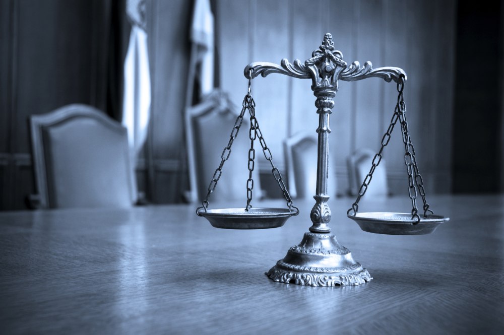 Юрист весы правосудия
