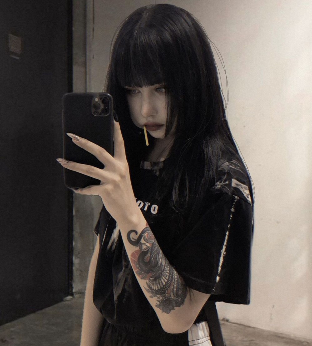 Leda Pink hair