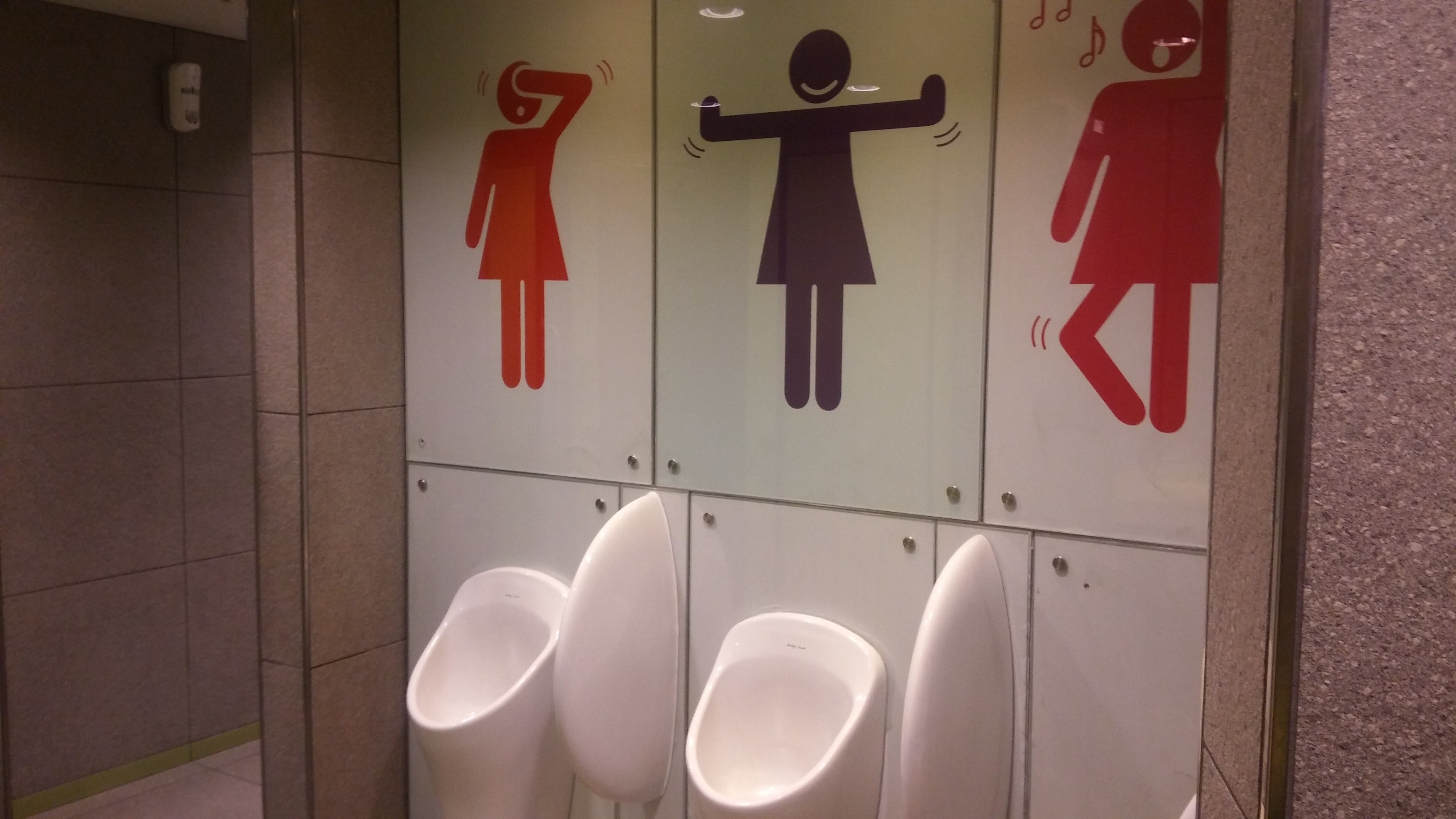 18 в школе в туалете. Туалет. Общественный туалет. Общественные туалеты в Японии. Дизайн общественного туалета.