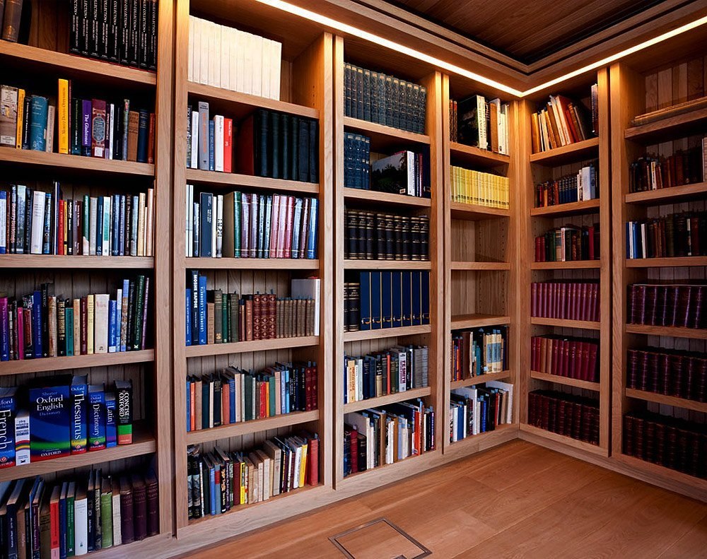Книжная полка в библиотеке