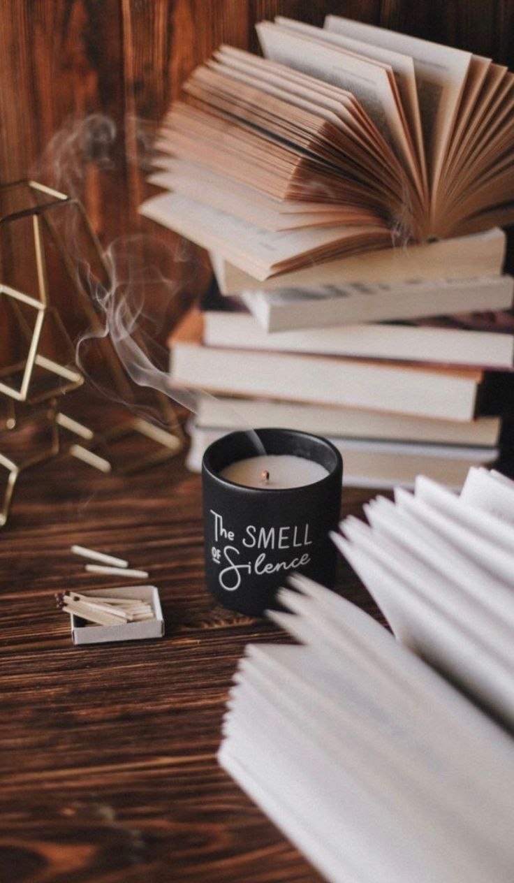 Книжные полки черно-белые