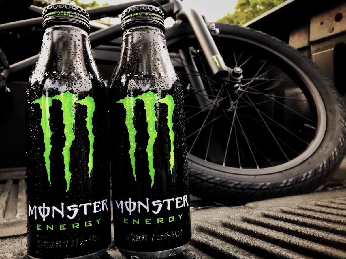 Картинка энергетика монстр. Энергетик Блэк монстр Энерджи. Monster Energy Mega 710ml. Энергетик Блэк Монстер Эстетик темный.