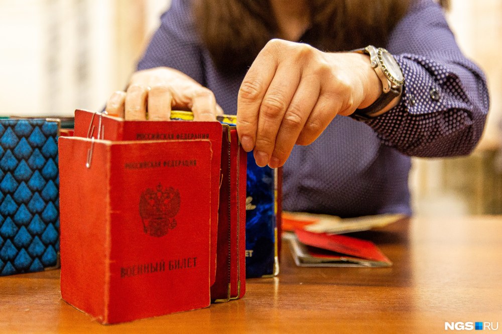 Синее пламя на белом фоне