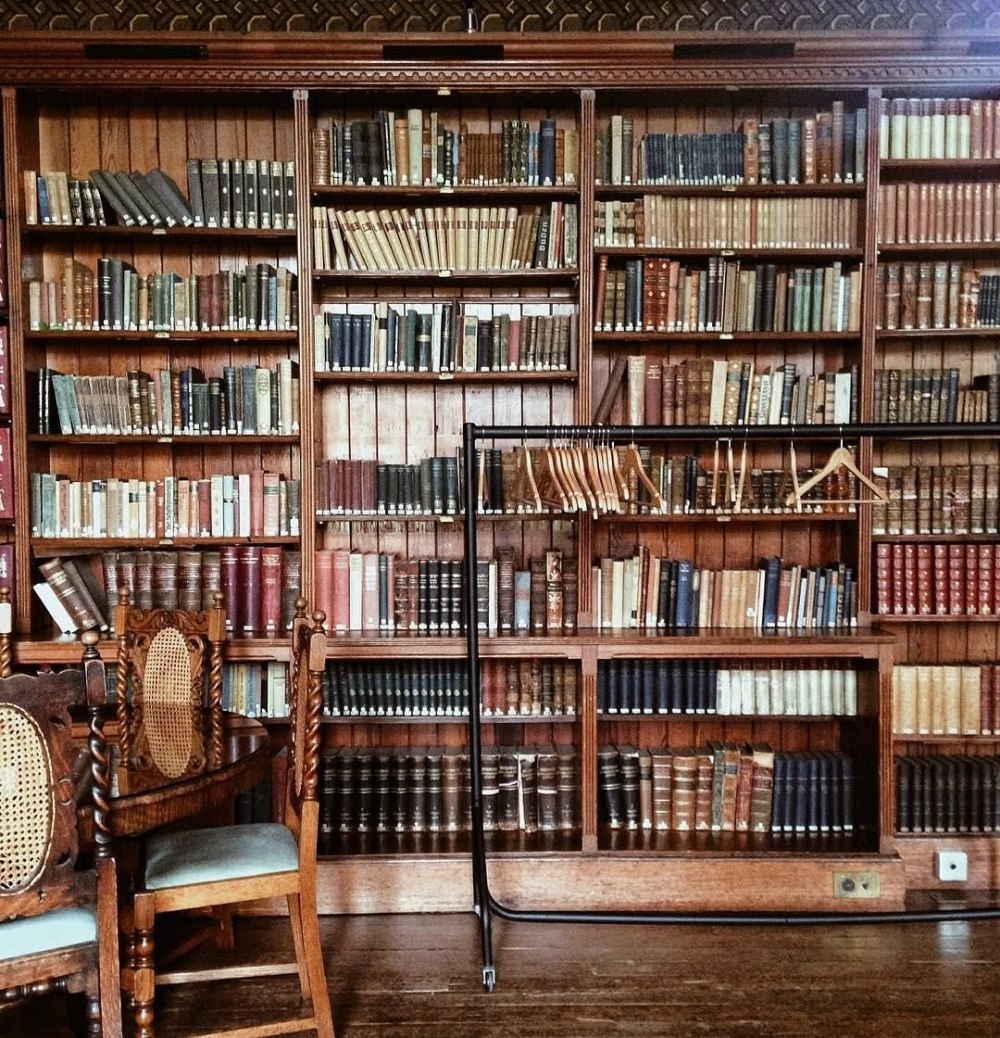 Стена с книгами