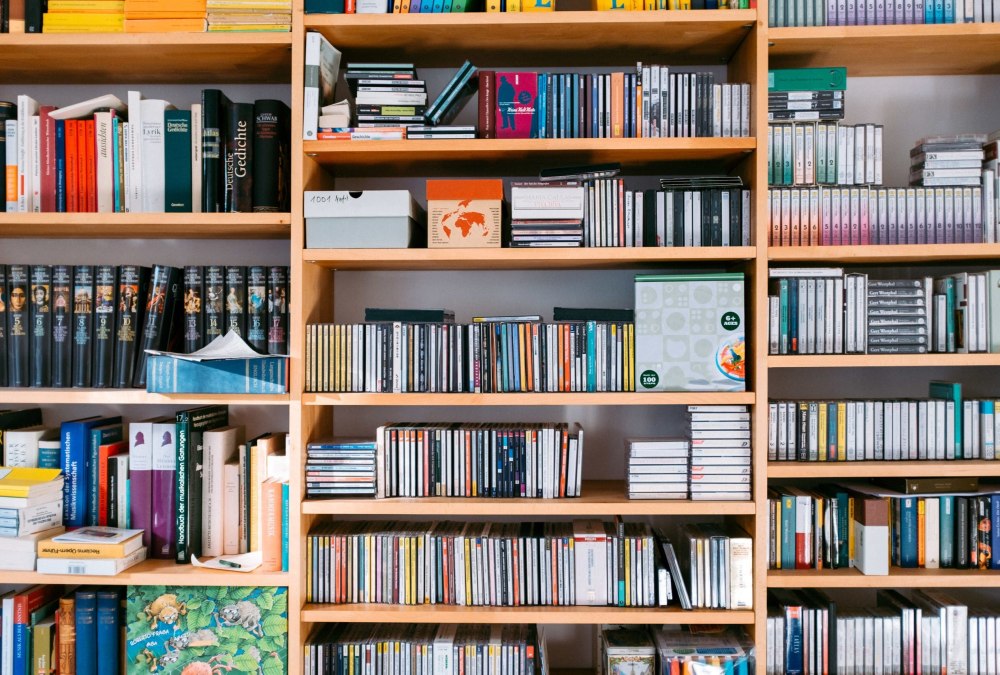 Книжные полки с книгами