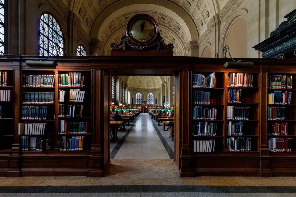 Комната с книжными полками арт