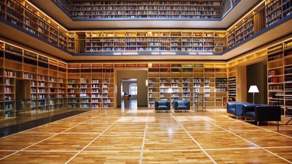 Книжные стеллажи в библиотеке