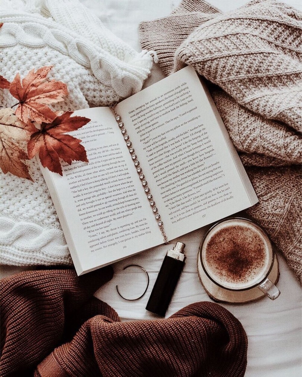Книги на бежевом фоне