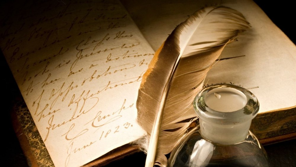 Человек пишет книгу