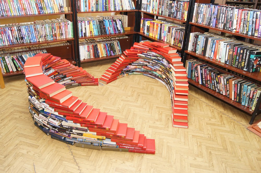 Инсталляция из книг в библиотеке