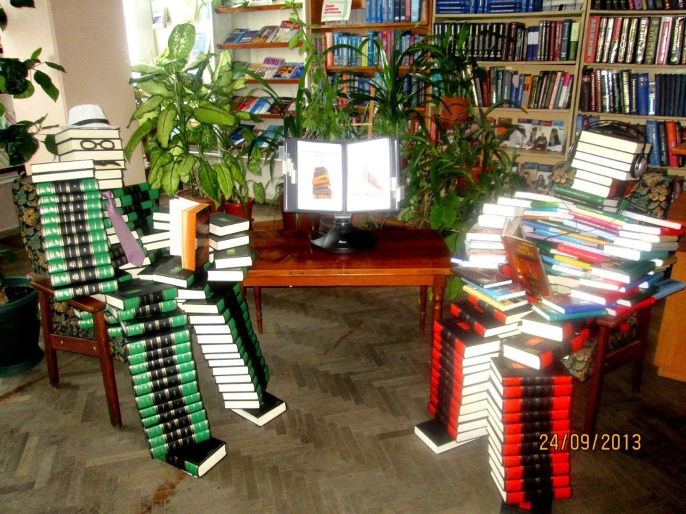 Книжная инсталляция в библиотеке