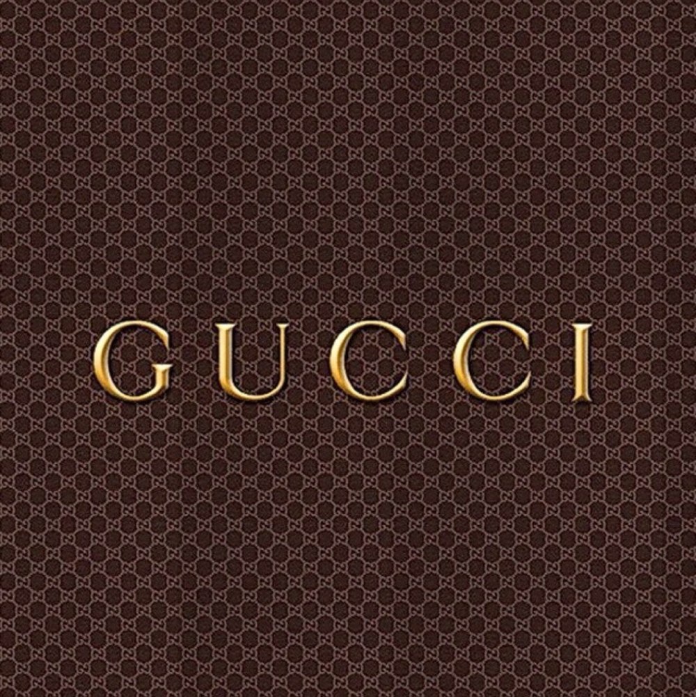 Красивая девушка в Gucci