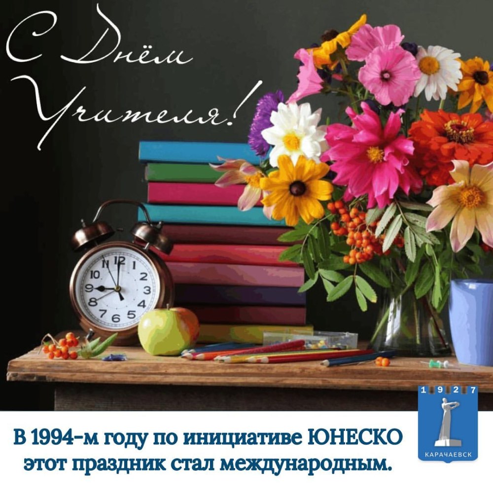 Фон с книгой и цветами