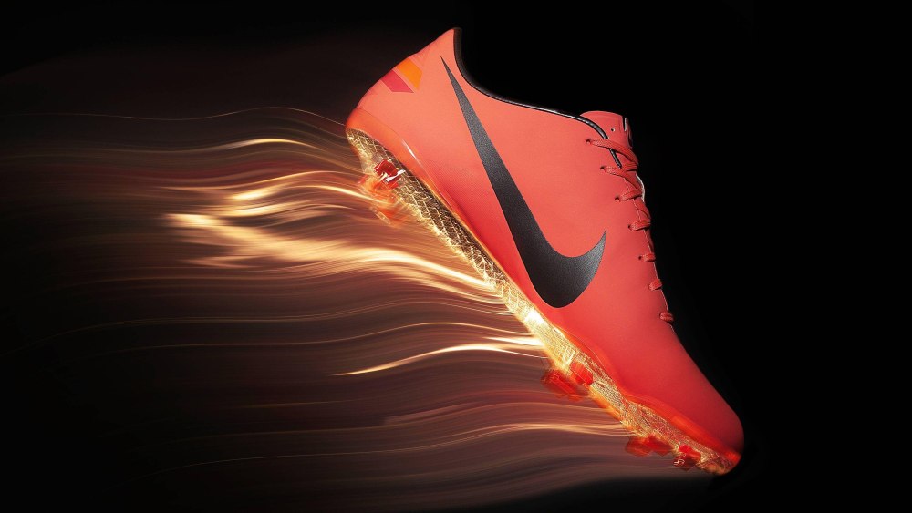 Кроссовки Nike на черном фоне