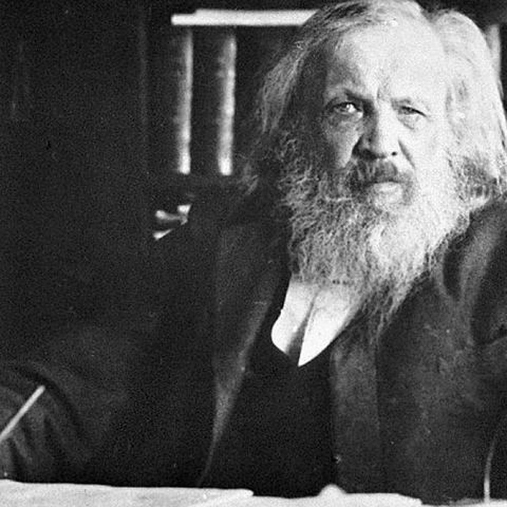 Менделеев Дмитрий Иванович на фоне таблицы