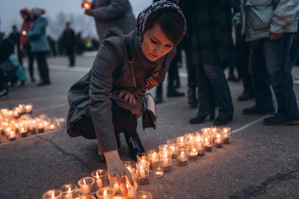 Свеча памяти в руках