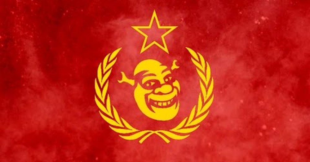 Шрек на фоне российского флага