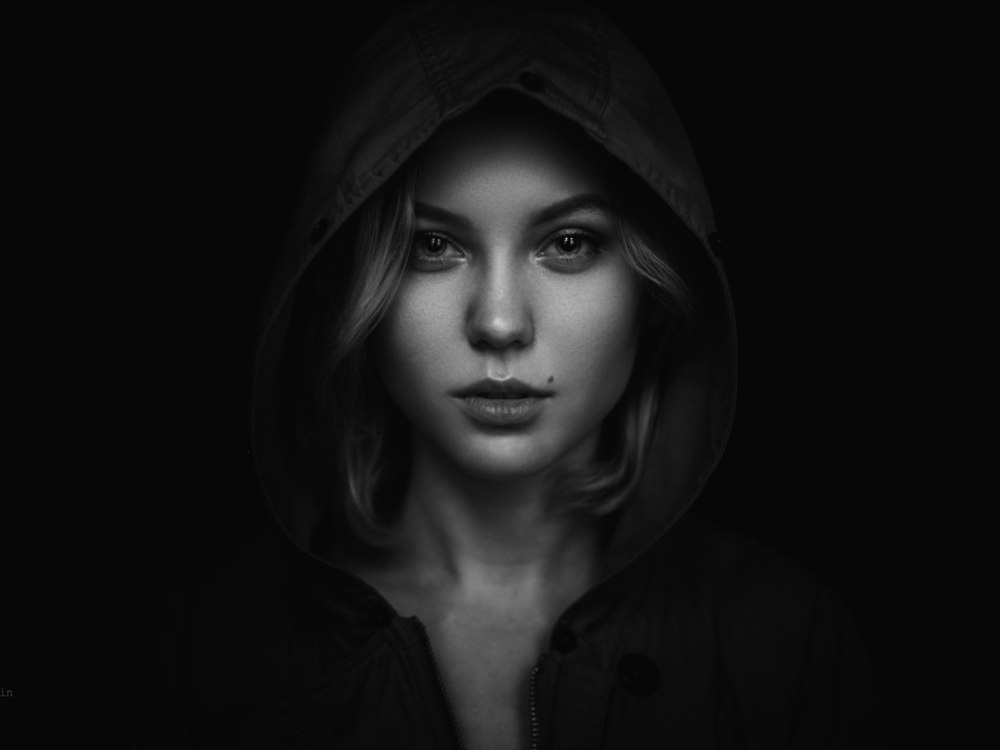 Портрет на черном фоне