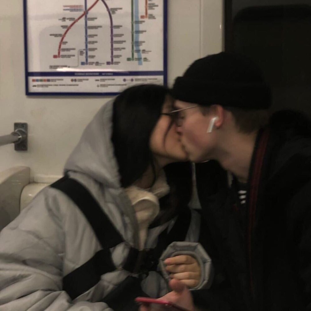 Пейтон целует мальчика