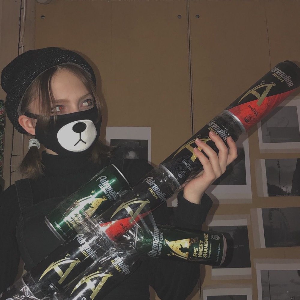 Девушка в маске на аву