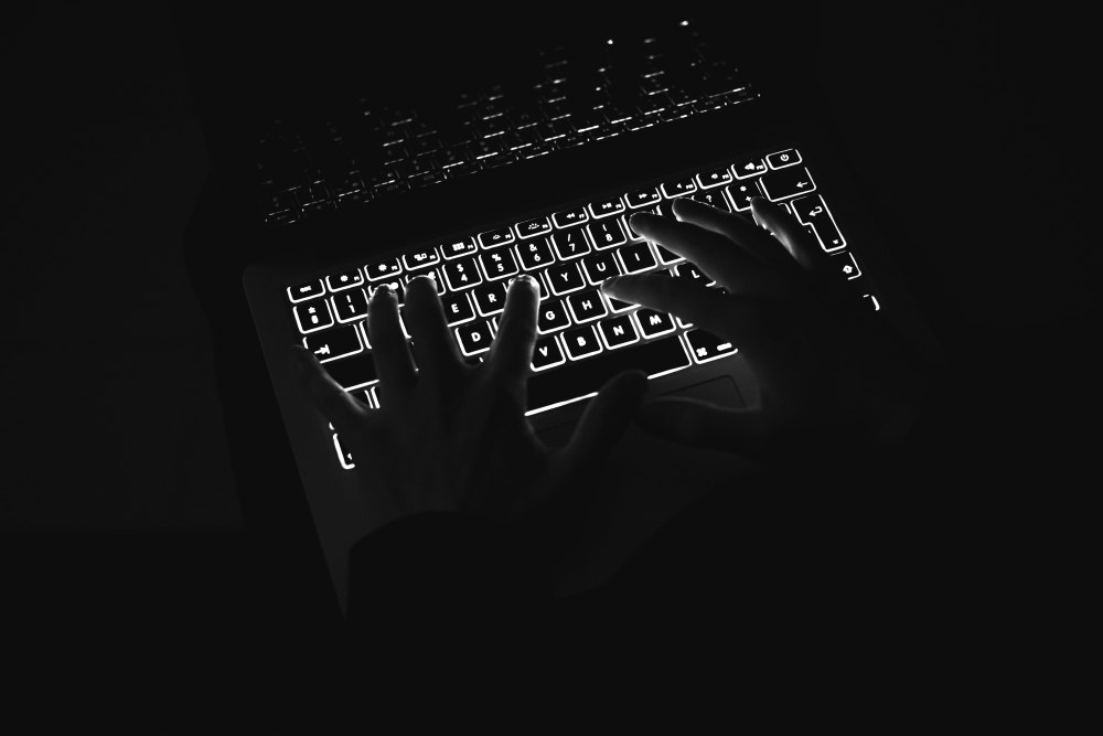 Тёмные обои на клавиатуру телефона