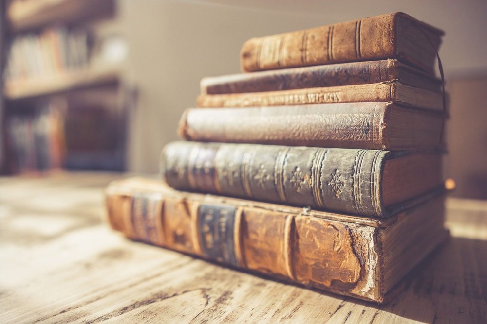 Стопка книг в библиотеке