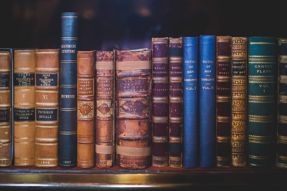 Старые книги на полке