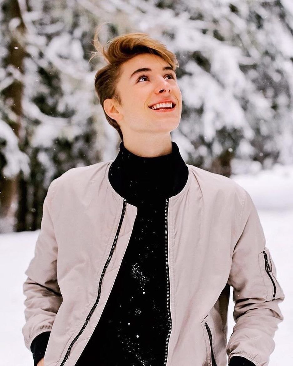 Manu Rios улыбка