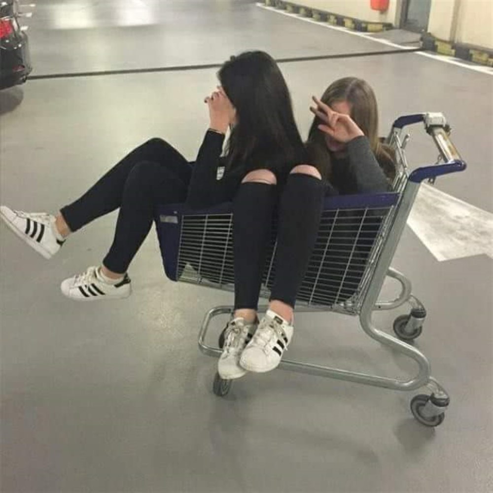 Девушка с тележкой