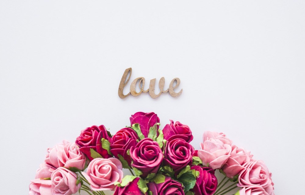 Love надпись с цветами