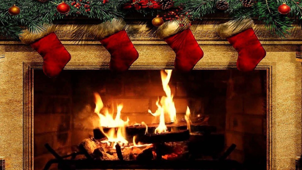 Огонь в камине на черном фоне