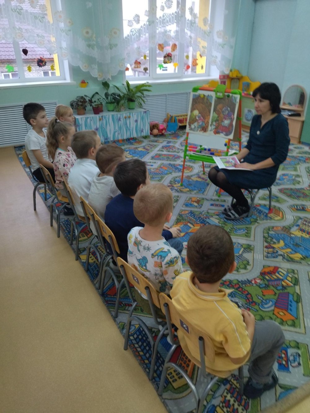 Стенд с полочками для поделок