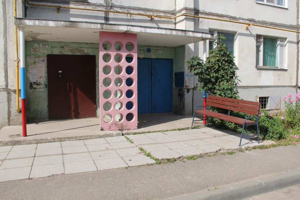 Подъезд пятиэтажки снаружи